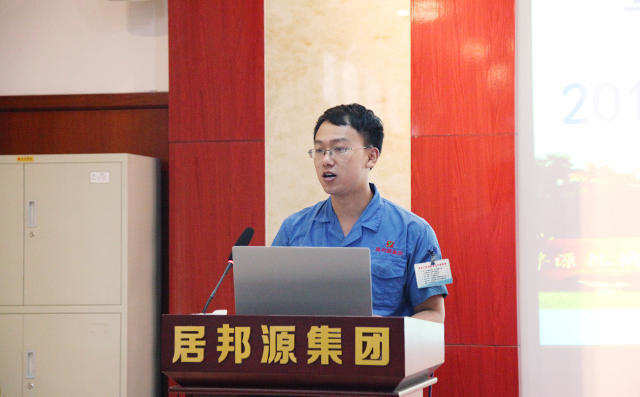 生產一線員工代表李宗萌表示作為一名生產員工要不斷發揚主人翁精神,要干一行,愛一行,鉆一行,精一行,專業里面當狀元。 生產一線員工代表李宗萌表示作為一名生產員工要不斷發揚主人翁精神,要干一行,愛一行,鉆一行,精一行,專業里面當狀元。