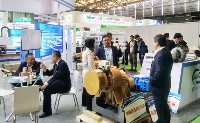 豐源機械潘榮?？偨浝?、銷售經理正在為客戶講解各行各業對羅茨鼓風機的肯定以及未來羅茨鼓風機行業的美好發展遠景。